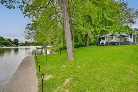 Lakefront Getaway with Private Dock in Colon! House in Colon