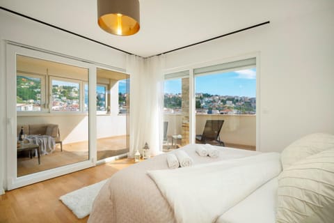 Bed, View (from property/room), Balcony/Terrace, Seating area, Bedroom