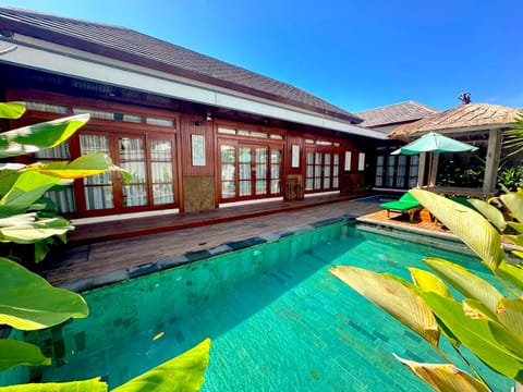 Property building, Day, Pool view, Swimming pool, sunbed