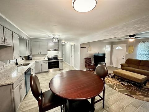 Blue Oval 10 Min - Country Home 3 Bed 1 Bath-Sleeps 5-6 House in Tennessee