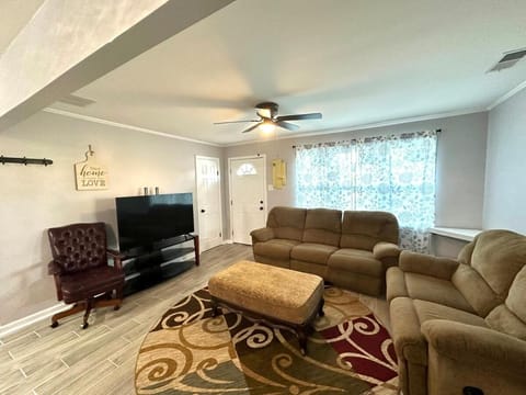 Blue Oval 10 Min - Country Home 3 Bed 1 Bath-Sleeps 5-6 House in Tennessee