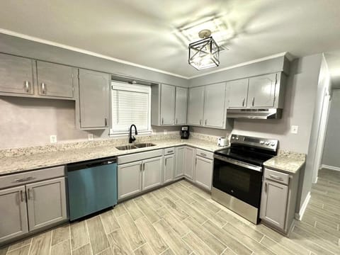 Blue Oval 10 Min - Country Home 3 Bed 1 Bath-Sleeps 5-6 House in Tennessee