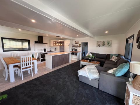 TV and multimedia, Kitchen or kitchenette, Living room, Seating area, Dining area, oven, stove