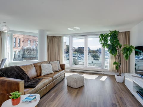 Coastal Duet - min 3-Day Stay Breathtaking Views with Work Desk by Victoria Prime! Apartment in Victoria