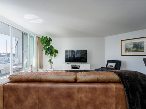 Coastal Duet - min 3-Day Stay Breathtaking Views with Work Desk by Victoria Prime! Apartment in Victoria