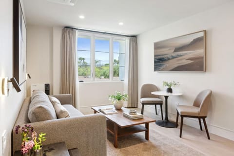TV and multimedia, Living room, Seating area, heating, air conditioner
