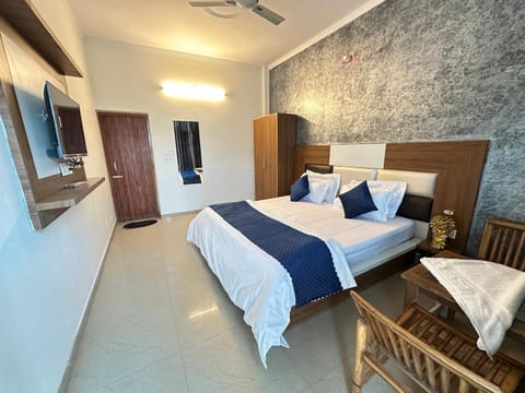 TV and multimedia, Photo of the whole room, Bedroom, towels, wardrobe, air conditioner