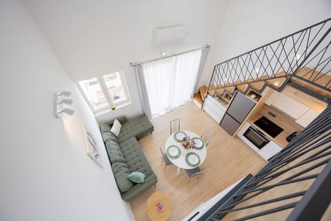 TV and multimedia, Kitchen or kitchenette, Living room, Seating area, Dining area