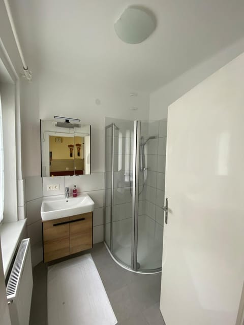 Shower, Bathroom, towels
