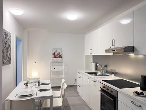 Kitchen or kitchenette, Dining area, oven, stove