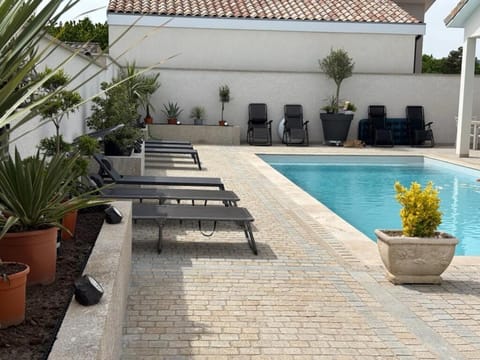 Property building, Restaurant/places to eat, Swimming pool, Breakfast