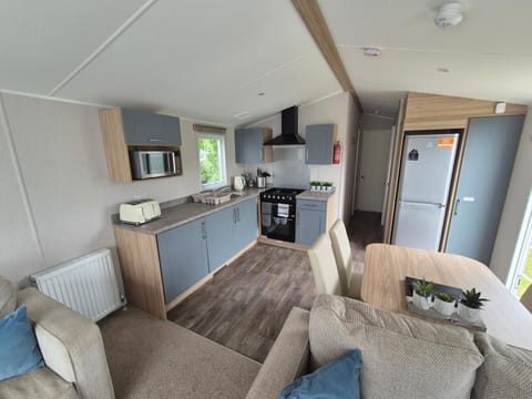 Trecco Bay - Sleeps 6 - Pet Friendly - Parking House in Porthcawl