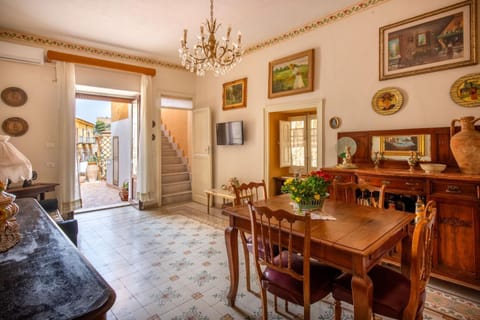 Kitchen or kitchenette, Seating area