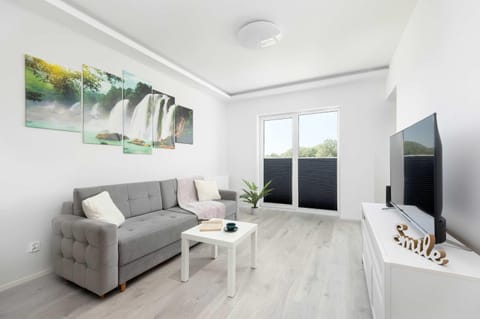 TV and multimedia, Living room, Seating area, Evening entertainment