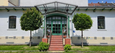 Property building, Facade/entrance, Garden