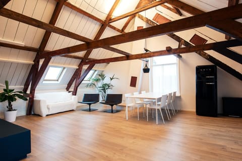 TV and multimedia, Kitchen or kitchenette, Living room, Seating area, Dining area