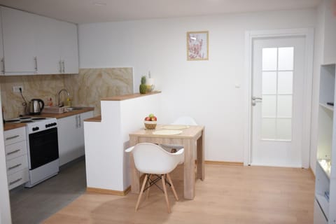 Kitchen or kitchenette, Dining area, oven, stove