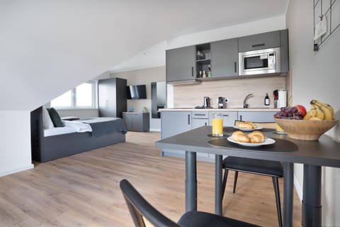 Coffee/tea facilities, Kitchen or kitchenette, Living room, Dining area, stove