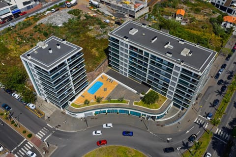 Property building, Neighbourhood, City view, Pool view, Street view, Swimming pool, Location, Parking