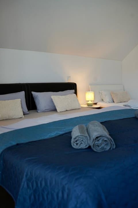 Bedroom, towels, towels
