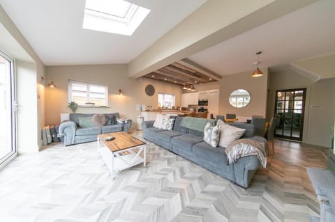Kitchen or kitchenette, Living room, Seating area