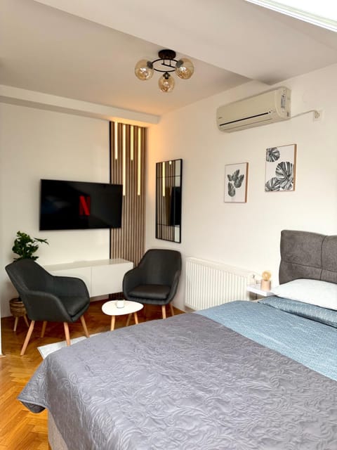 Bed, TV and multimedia, Living room, Seating area, air conditioner
