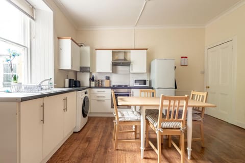 Coffee/tea facilities, Kitchen or kitchenette, Dining area, oven, stove, toaster
