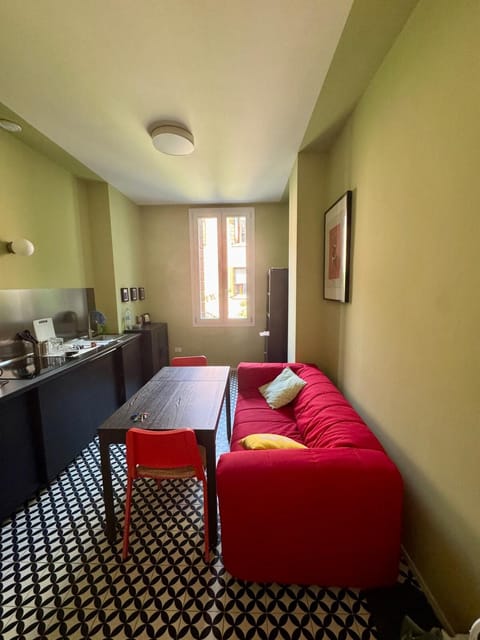 Kitchen or kitchenette, Seating area, Dining area, stove