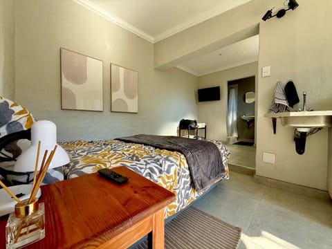 Bed, TV and multimedia, Kitchen or kitchenette, Bedroom