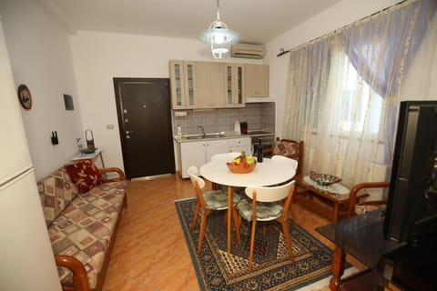 Kitchen or kitchenette, Living room, Seating area, Dining area, oven, stove