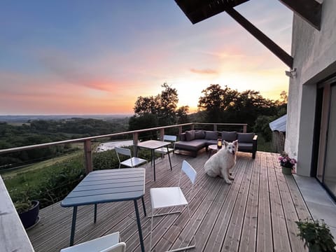 View (from property/room), Balcony/Terrace, Dining area, Sunset