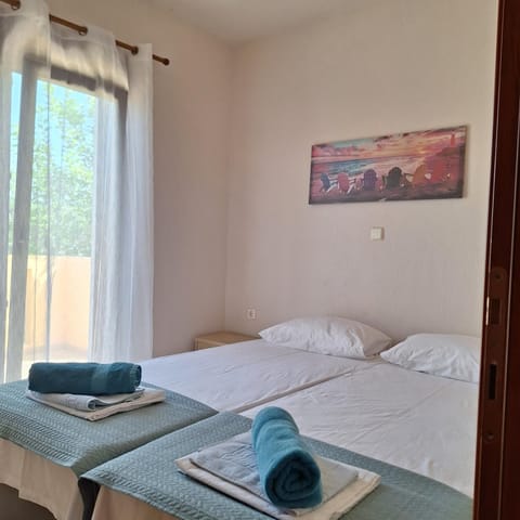 Bed, Bedroom, towels