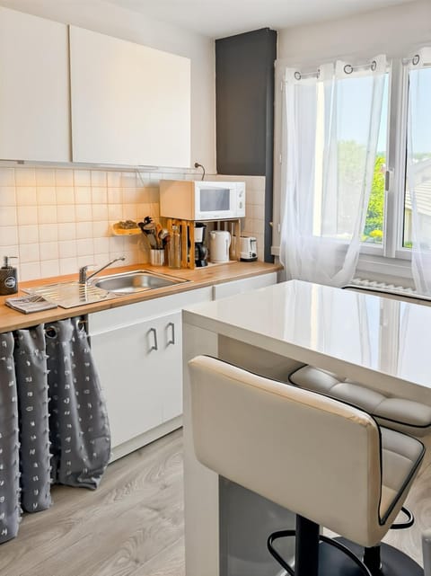 Kitchen or kitchenette, Dining area, oven, stove, toaster