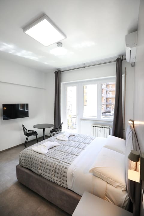 Bed, TV and multimedia, Balcony/Terrace, Photo of the whole room, Bedroom