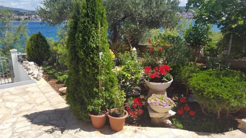 Apartments Iva Alla Apartment in Okrug Gornji