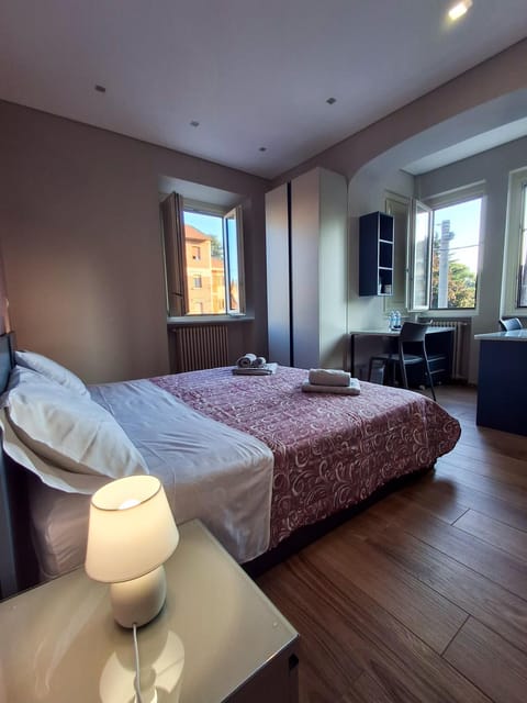 Bed, Photo of the whole room, Seating area, Bedroom