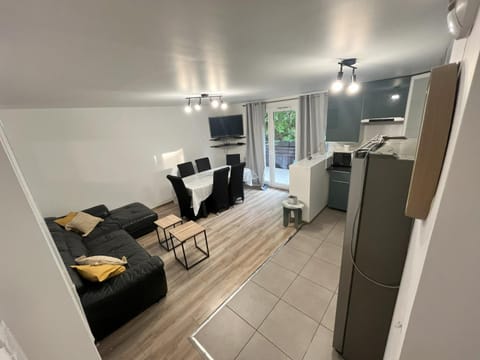 Communal lounge/ TV room, TV and multimedia, Kitchen or kitchenette, Living room, Lounge or bar, Seating area, Dining area, oven, stove