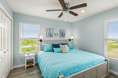 Gorgeous 4BD with Hot Tub, Golf Cart, Deck, Gourmet Kitchen House in Caplen