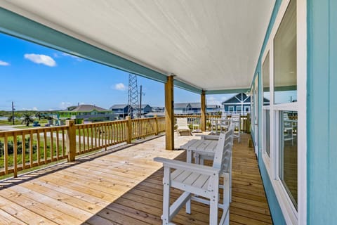 Gorgeous 4BD with Hot Tub, Golf Cart, Deck, Gourmet Kitchen House in Caplen