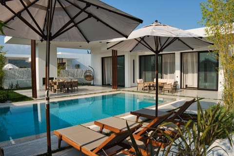 Property building, Patio, Day, Natural landscape, Pool view, Swimming pool, sunbed