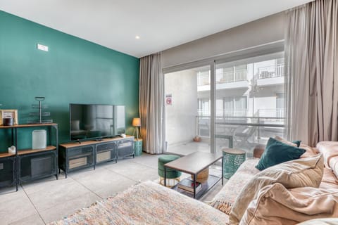 Living room, Seating area, Entertainment