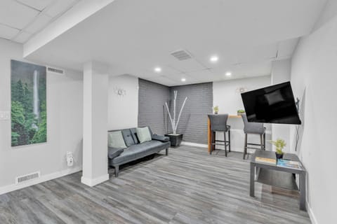 Communal lounge/ TV room, TV and multimedia, Living room, Seating area, Evening entertainment