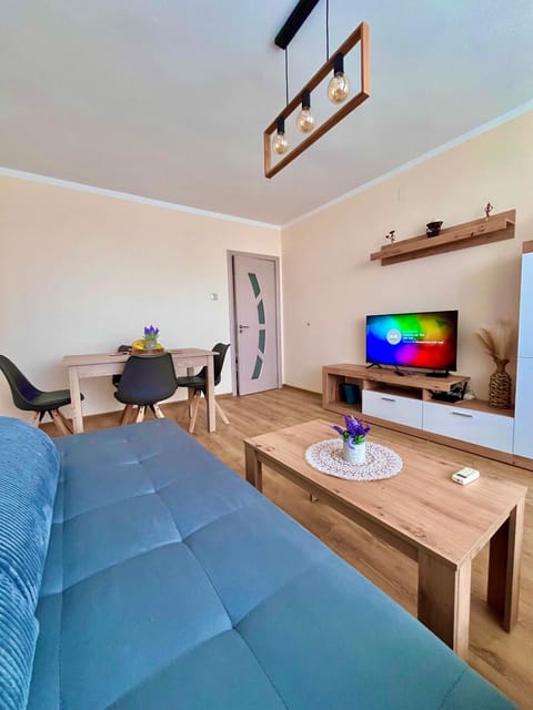 Communal lounge/ TV room, TV and multimedia, Living room, Seating area, Dining area
