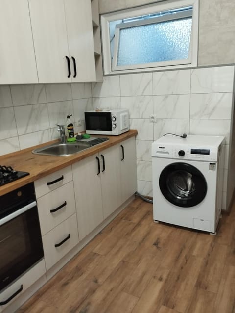 Kitchen or kitchenette, microwave, washing machine