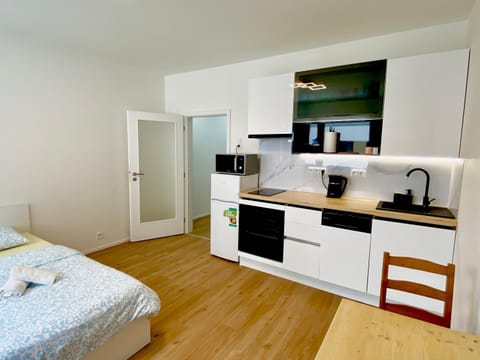Bed, Kitchen or kitchenette, oven, stove