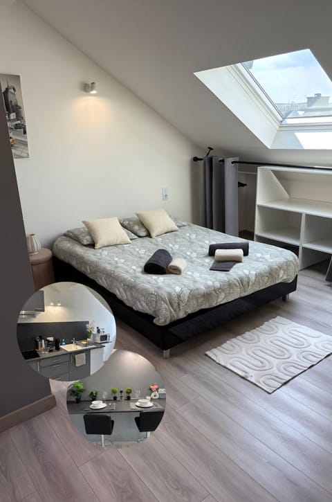 Bed, Photo of the whole room, Bedroom, towels