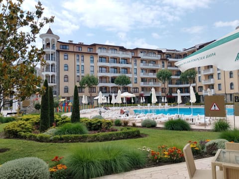 Day, Garden, Garden, Pool view, Swimming pool, sunbed