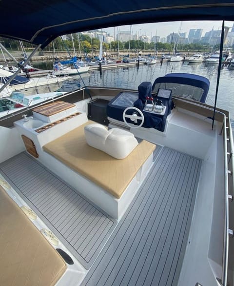 Iate de Luxo 20 pessoas com 5 horas de passeio Docked boat in Rio de Janeiro
