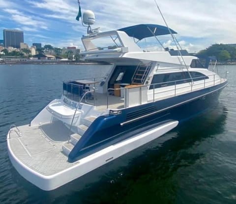 Iate de Luxo 20 pessoas com 5 horas de passeio Docked boat in Rio de Janeiro