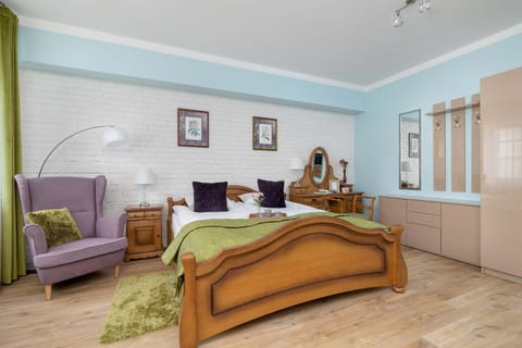 Bed, Living room, Seating area
